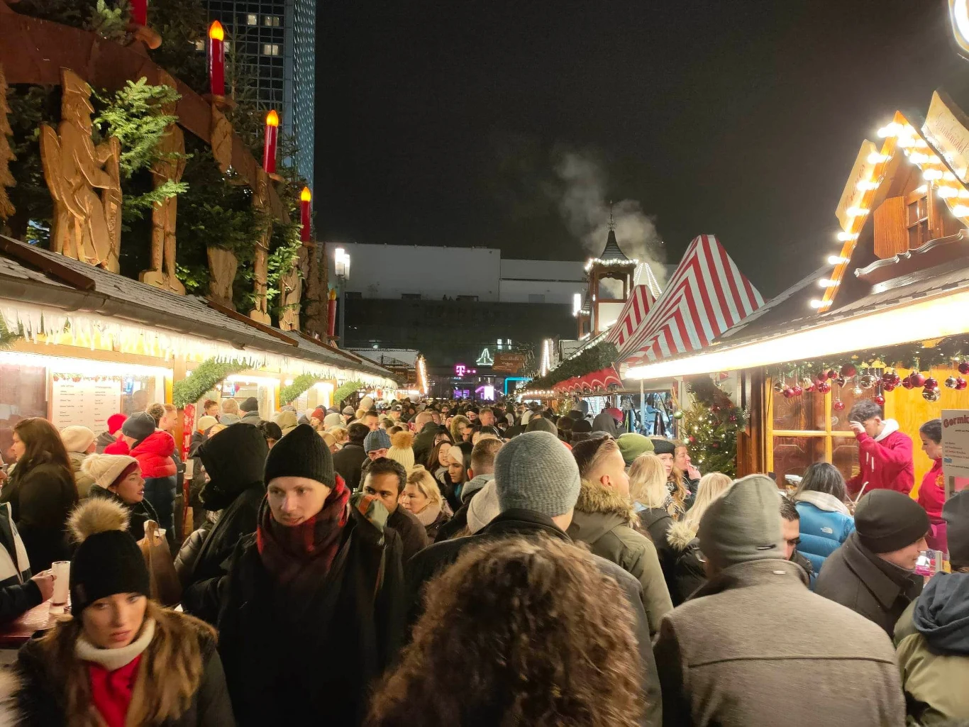 Tłum zwiedzających jarmark bożonarodzeniowy w Berlinie