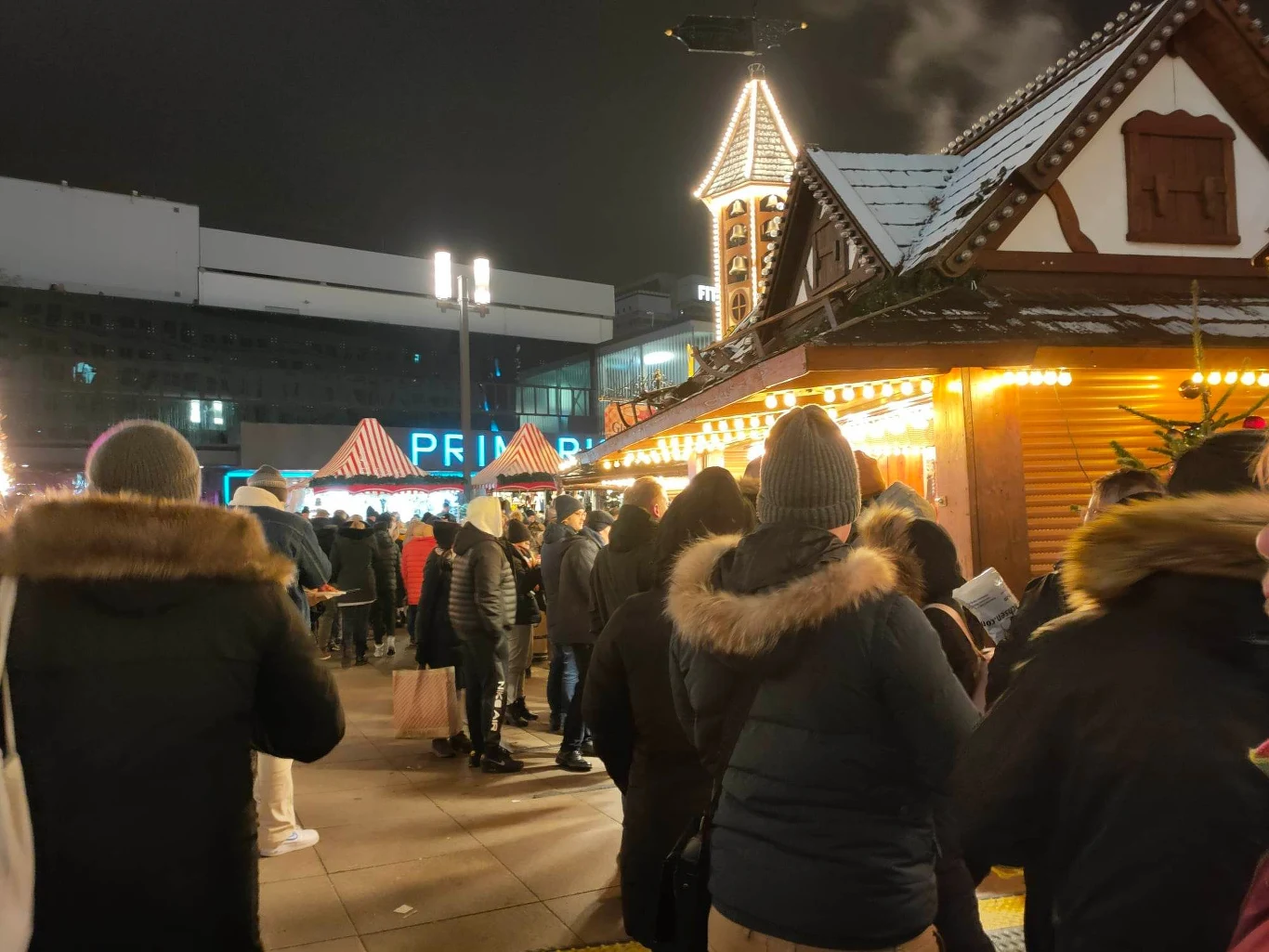 Weihnachtsmarkty są dla cierpliwych, jeśli zjawiamy się na nich wieczorem. Przed domkami z gastronomią ciągną się kolejki