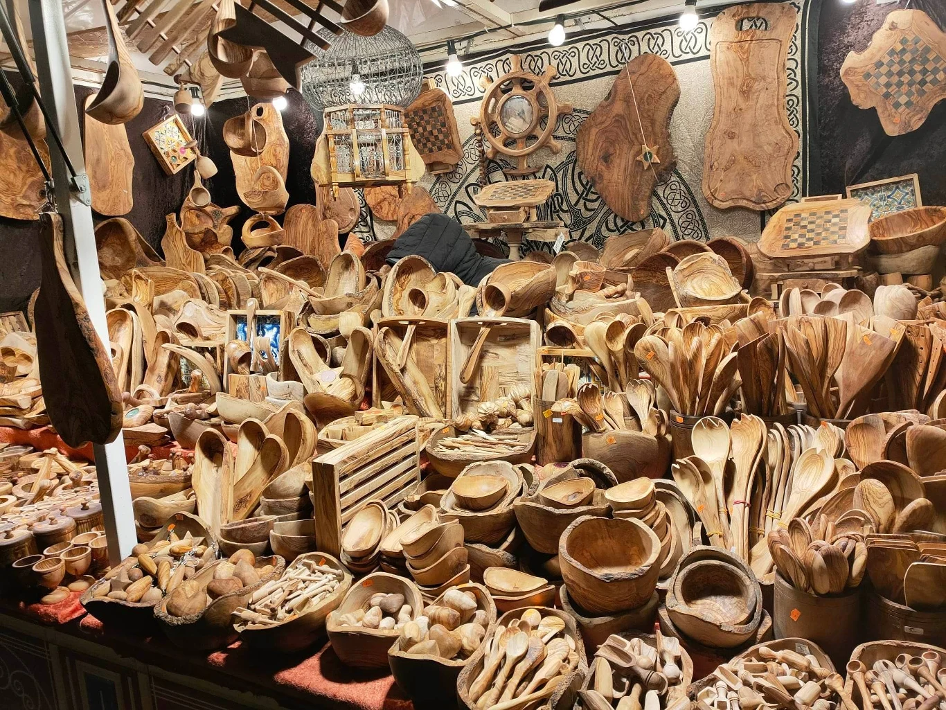 W Polsce ten sklepik nazywałby się "Świat drewna" :)