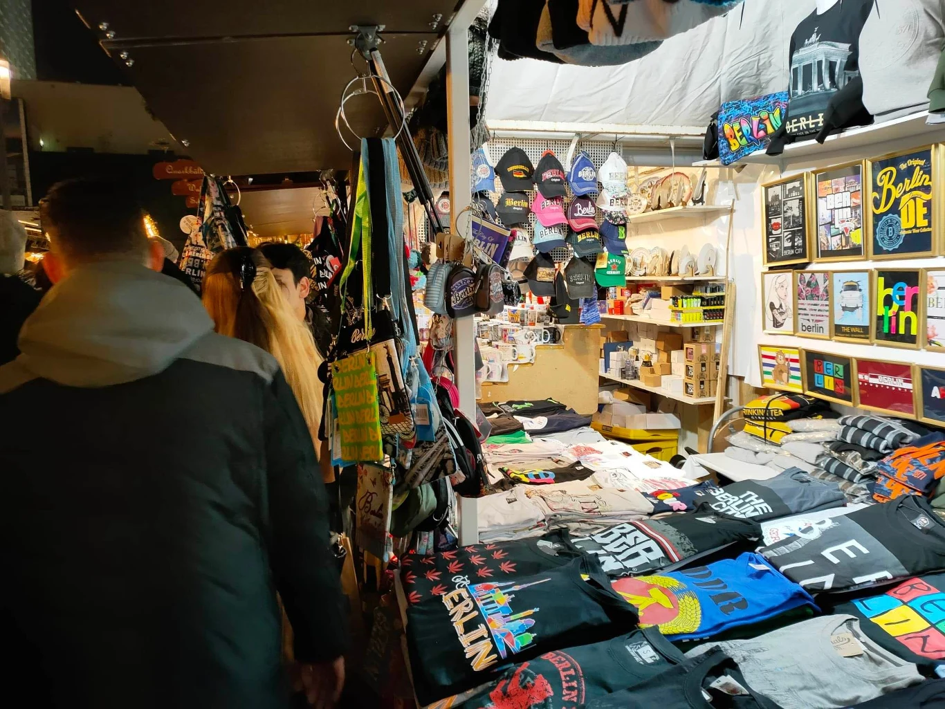 "Świąteczne" koszulki przy Alexanderplatz...