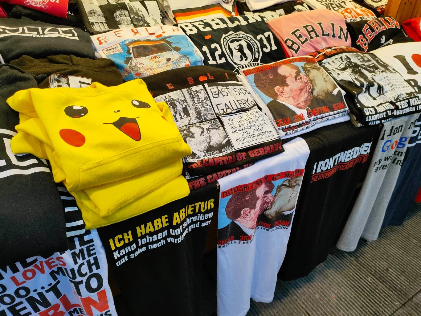 ...i dresy w okolicach kościoła Pamięci