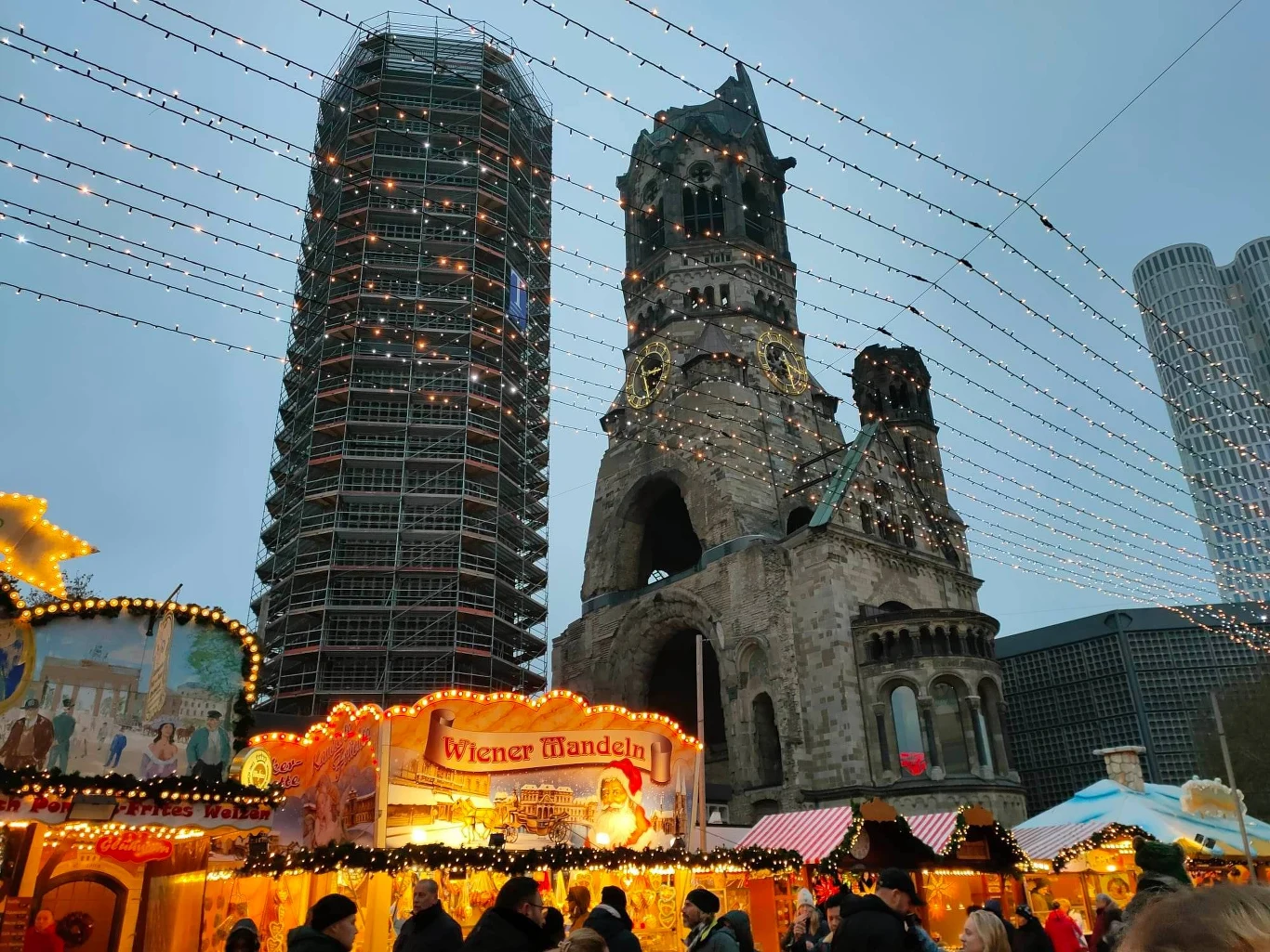 W tle kościół Pamięci Cesarza Wilhelma - zniszczony podczas II wojny światowej i pozostawiony jako ruina, by przypominał o okrucieństwach tamtych czasów