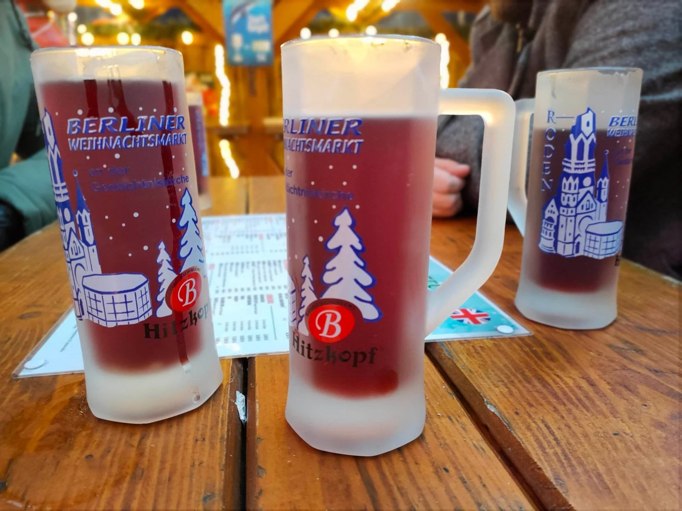 Grzane wino na drugim jarmarku podawano w ozdobionych szklankach