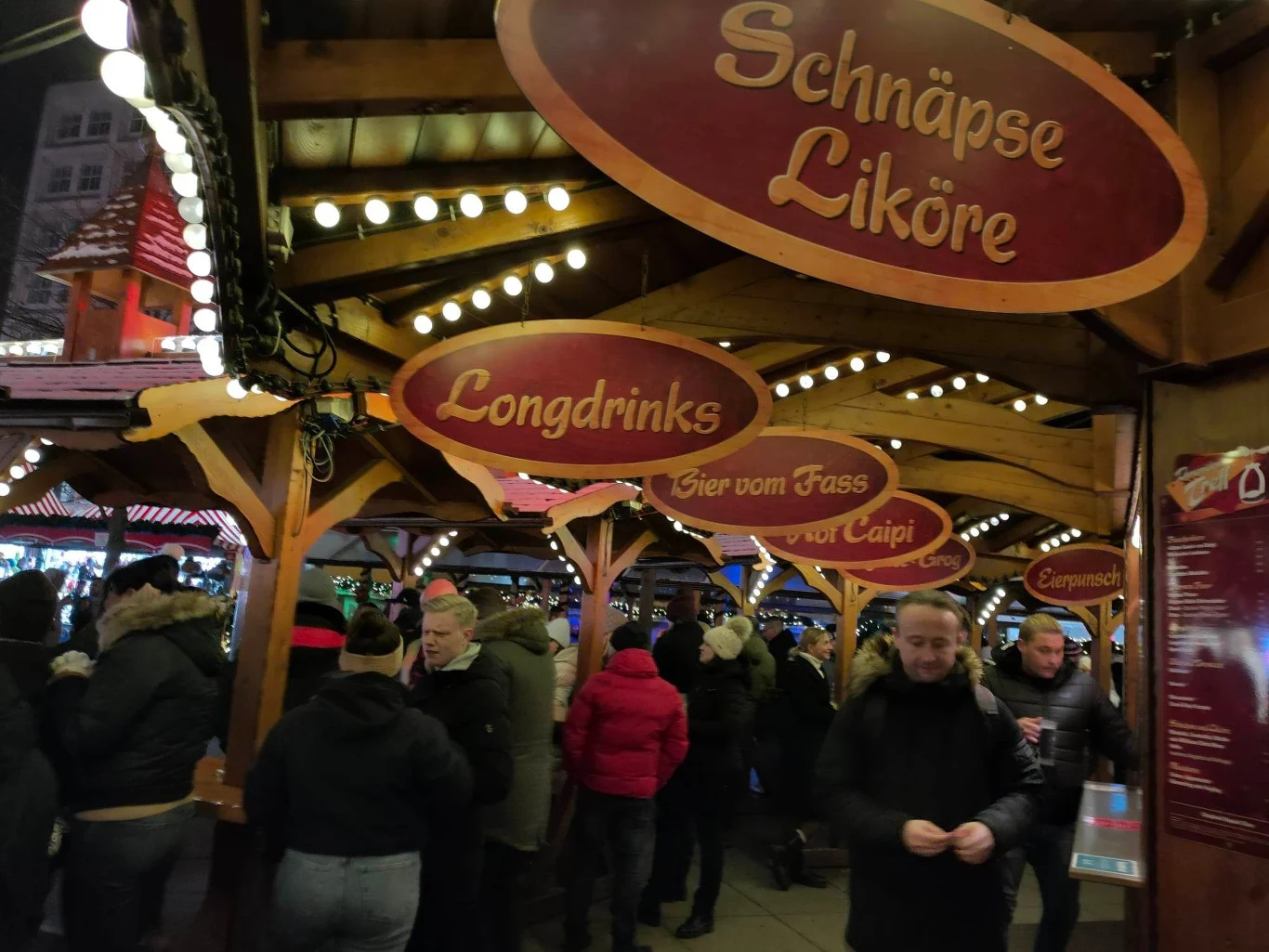 Jedno ze stoisk na jarmarku przy Alexanderplatz, gdzie podawano napoje - grzane i na zimno
