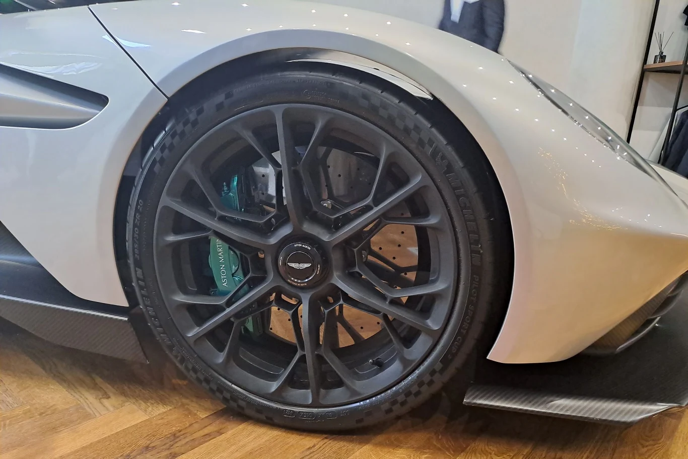 Aston Martin Valhalla