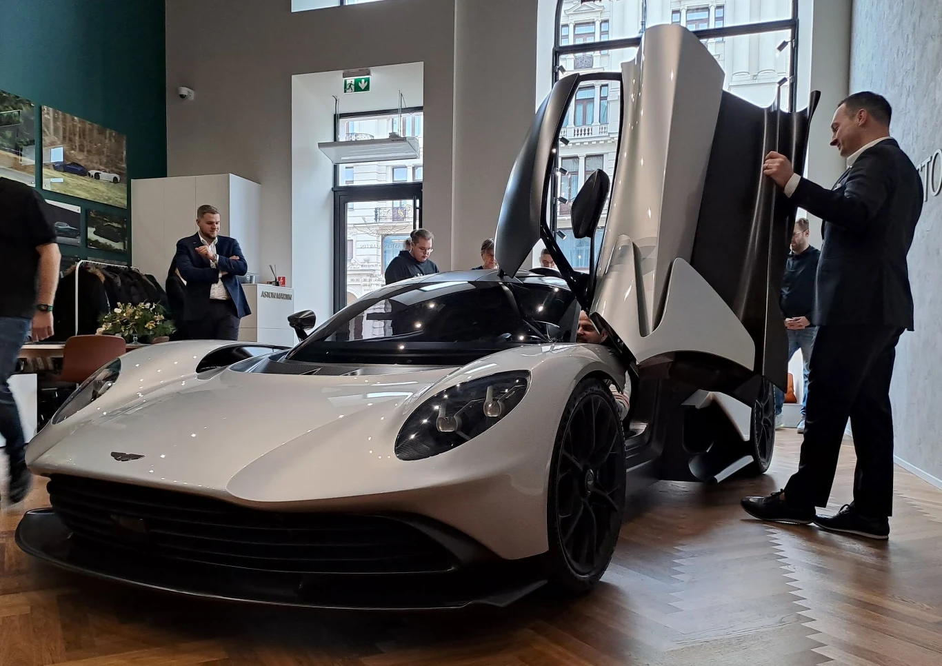 Aston Martin Valhalla