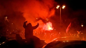 Kibice reprezentacji Maroka świętujący awans do półfinału na Polach Elizejskich