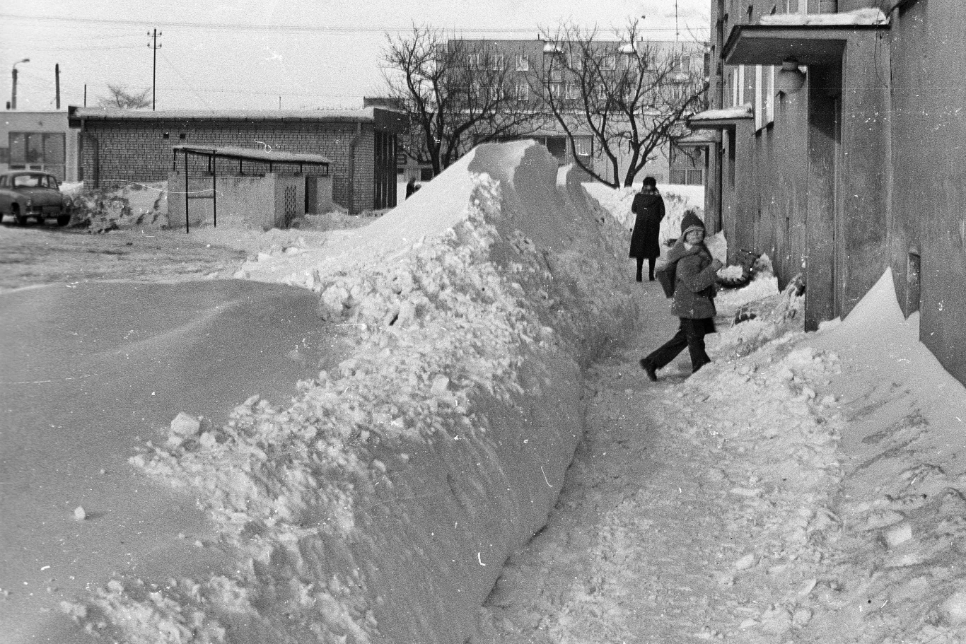 W ciągu kilkunastu godzin spadło ponad 80 centymetrów śniegu. Zaspy przykrywały samochody - sięgały nawet dwóch metrów wysokości