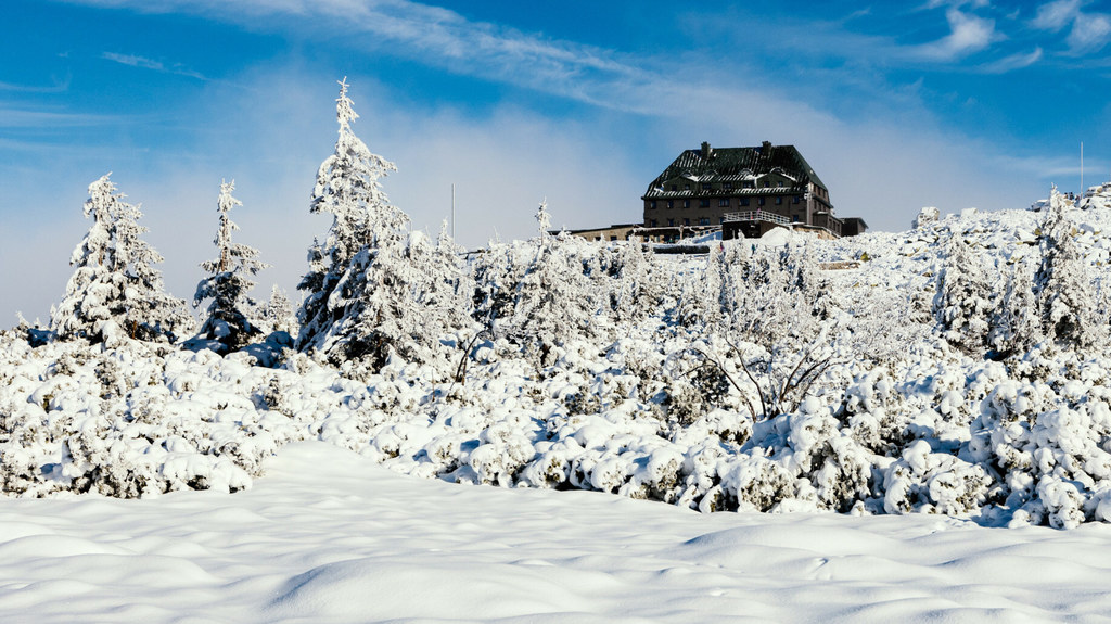 Zima zaskoczyła nie tylko w polskich miastach. Grubą warstwą śniegu pokryły się także Karkonosze, Tatry i Bieszczady. Polskie góry stały się skarbnicą pięknych, magicznych, zimowych widoków