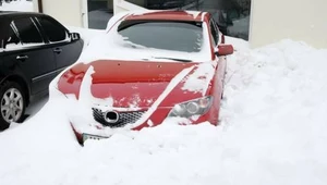 Domowe sposoby na rozruszanie auta zimą mogą doprowadzić do katastrofy 