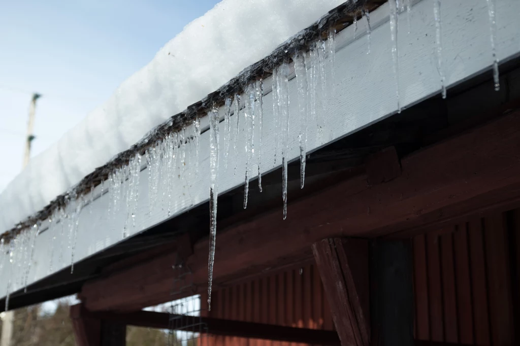 Pamiętaj o usuwaniu sopli lodu z dachu i odśnieżaniu dachu