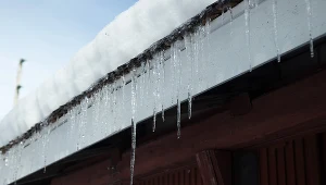 Pamiętaj o usuwaniu sopli lodu z dachu i odśnieżaniu dachu