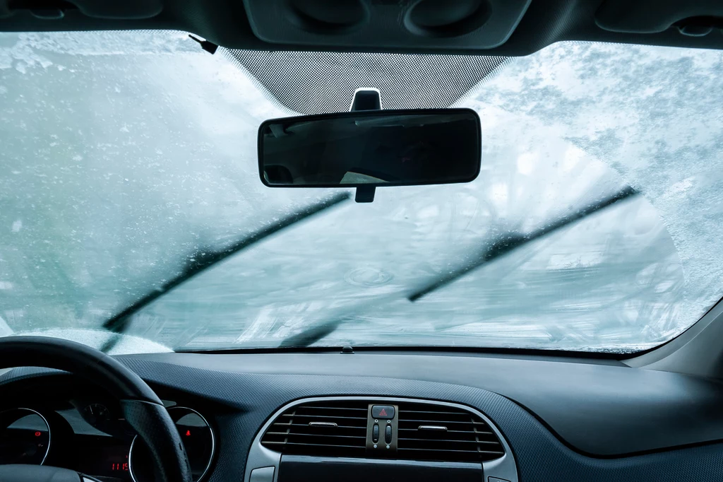Zostawianie zimą pewnych produktów w samochodzie może okazać się kosztownym błędem