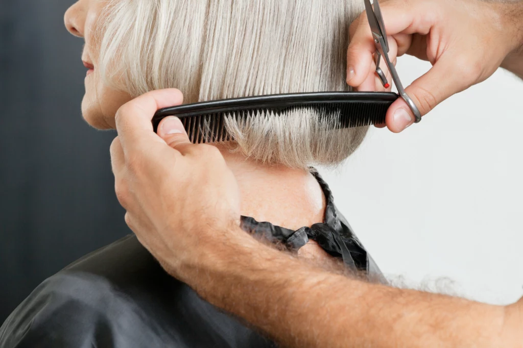 Warto swoje włosy oddawać w ręce specjalistów, którzy wiedzą jak dobierać fryzury do wieku i rysów twarzy