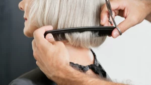 Najgorsze fryzury dla kobiet 50+. Dodają lat i odejmują urody