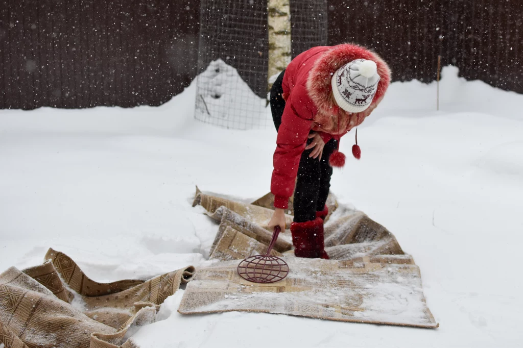 Czyszczenie dywanu na śniegu to skuteczny sposób na jego odświeżenie