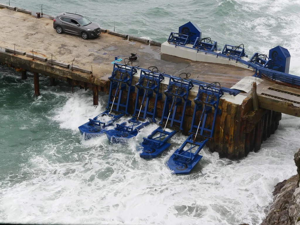 Generatory fal wystarczy zainstalować wzdłuż wybrzeża. Są bardziej ekologiczne i wydajne niż wiatraki czy panele słoneczne / zdjęcie: Eco Wave Power