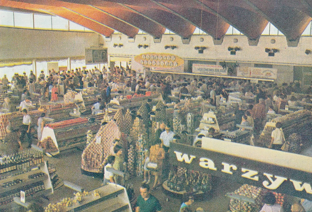 Wnętrze warszawskiego Supersamu w latach 60. XX wieku Wnętrze warszawskiego Supersamu w latach 60. XX wieku