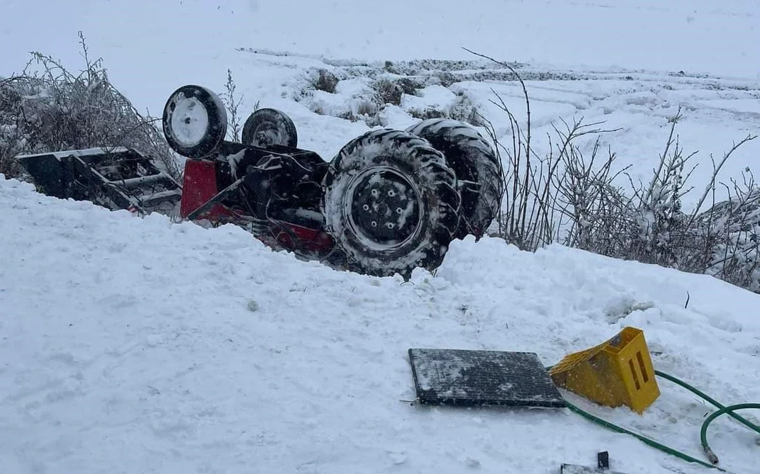 W rowie traktor wywrócił się i przygniótł kierującego nim kierowcę. W rowie traktor wywrócił się i przygniótł kierującego nim kierowcę.