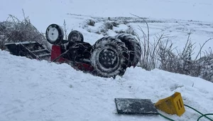 W rowie traktor wywrócił się i przygniótł kierującego nim kierowcę.