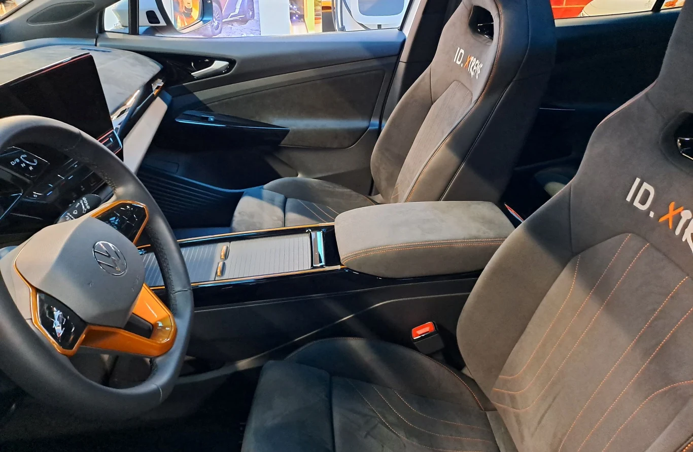Wewnątrz Volkswagena ID. XTREME nie brakuje pomarańczowych wstawek.
