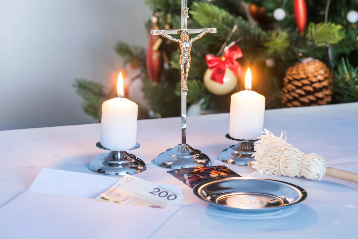 W czasie kolędy wierni decydują się na złożenie ofiary, którą przekazują duchownemu w kopercie W czasie kolędy wierni decydują się na złożenie ofiary, którą przekazują duchownemu w kopercie