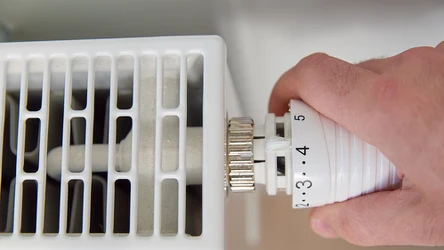 Jeśli odpowiednio zadbasz o grzejniki w sierpniu, zimą będą grzały całą swoją powierzchnią