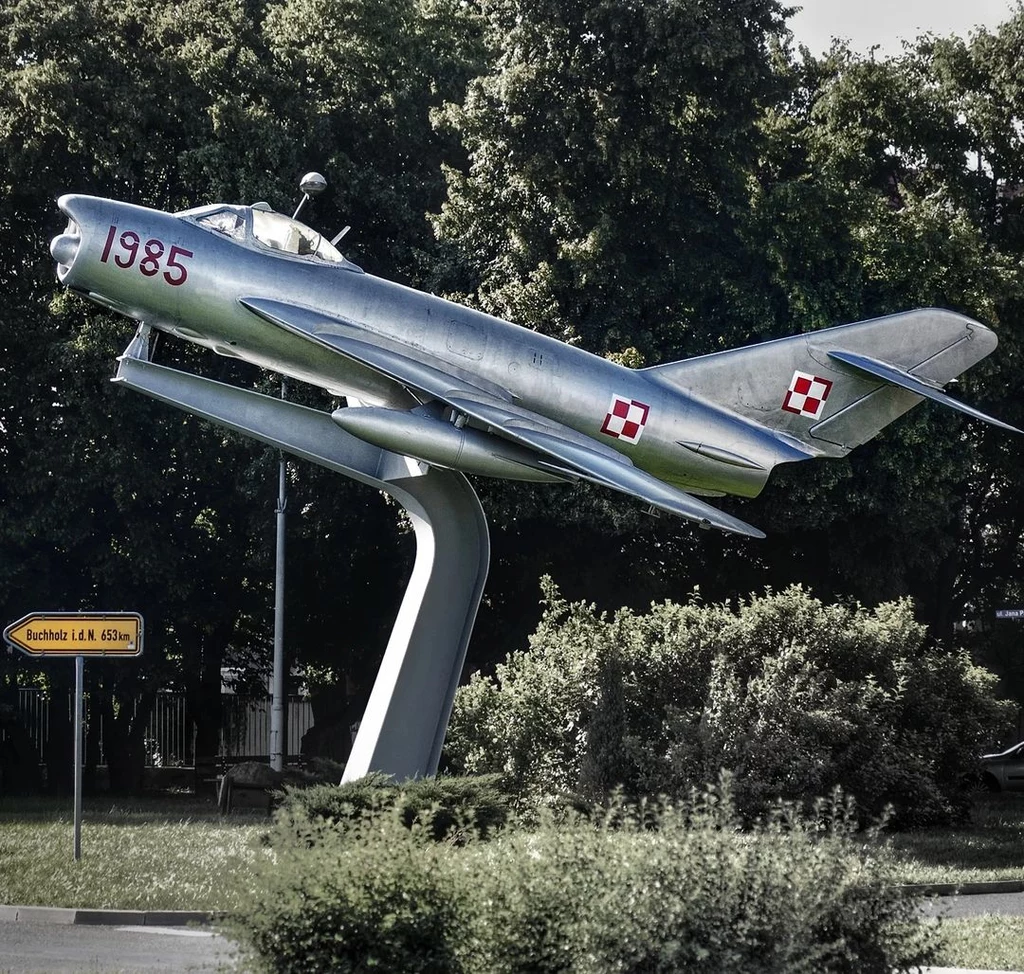 Samolot Lim-5P na którym latał Mirosław hermaszewski jako pilot, w formie pomnika zatytuowanego "Na chwałę polskich lotników i kosmonautów"