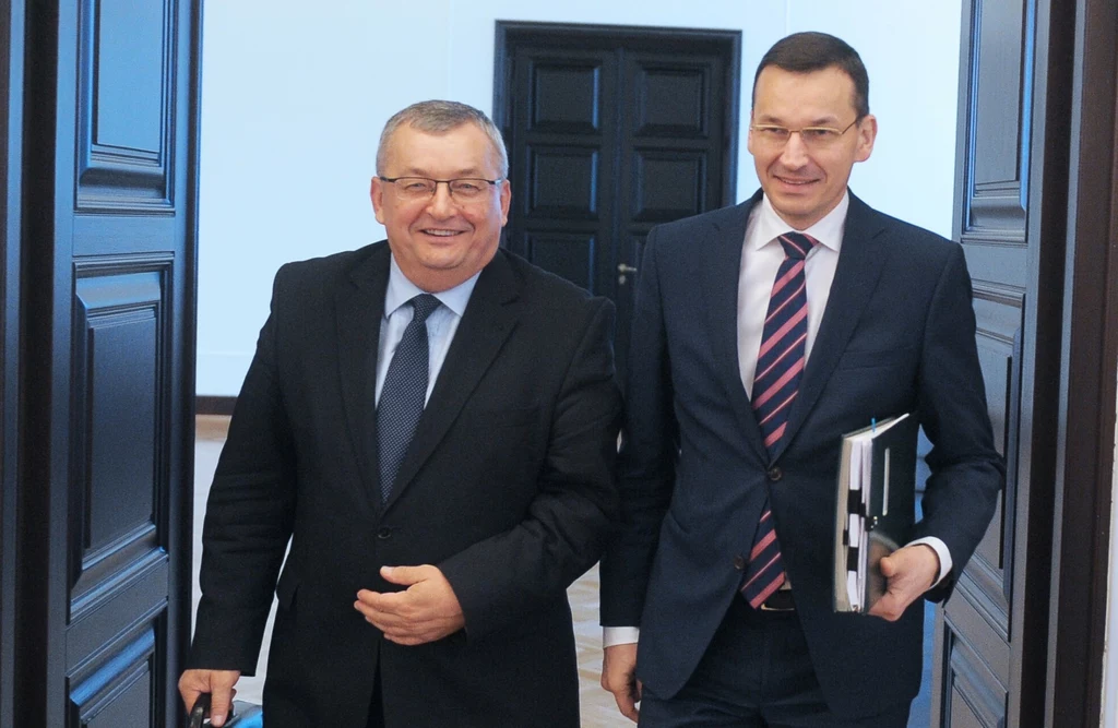 Minister infranstruktury Andrzej Adamczyk i premier Mateusz Morawiecki 