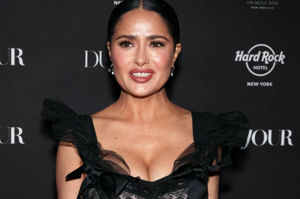 56-letnia Salma Hayek znów kusi biustem. W sukni z dekoltem wybrała się na wesele przyjaciół