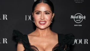 Salma Hayek w zmysłowej stylizacji. 56-latka kusi dekoltem