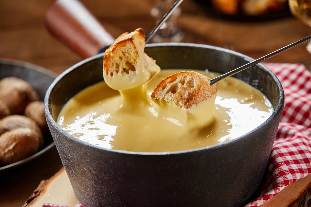 Fondue to potrawa na bazie sera, która syci i rozgrzewa