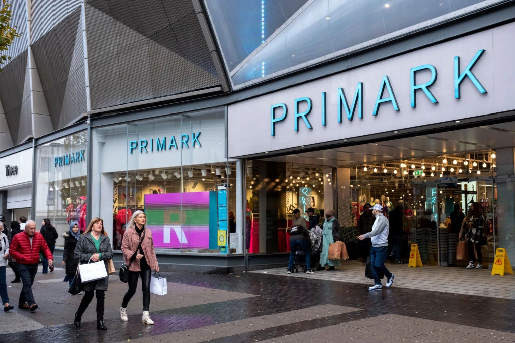 Primark posiada na całym świecie aż 400 sklepów. W Polsce znajdują się dwa: w Warszawie i Poznaniu. Primark posiada na całym świecie aż 400 sklepów. W Polsce znajdują się dwa: w Warszawie i Poznaniu.
