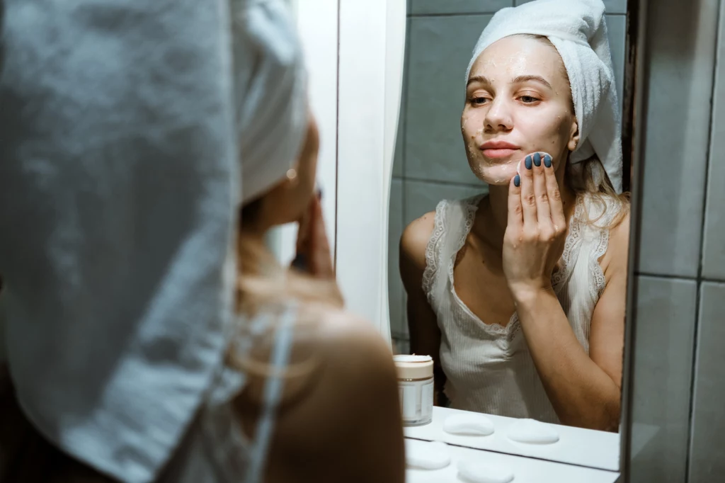 Prawidłowo wykonany makijaż chroni skórę przed oznakami starzenia