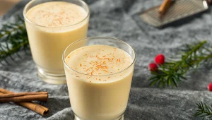 Likier jajeczny, jest bardzo pyszny, ale niebezpiecznie podnosi poziom cukru i cholesterolu, obciąża wątrobę. Pij tylko od święta 