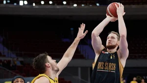 Aleksander Dziewa (z piłką) ze Śląska Wrocław