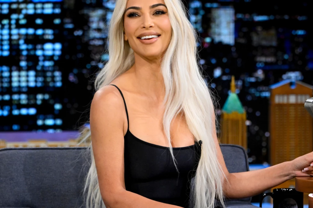 Kim Kardashian nie ma problemu z pozowaniem w skąpych strojach i sięganiem po stylizacje, które odsłaniają nieco ciała