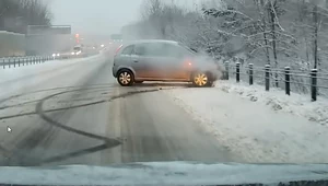 Jeden przesadził z prędkością, drugi zajechał mu drogę. Finał na barierkach