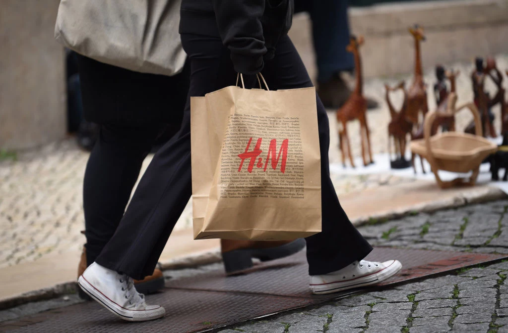 H&M, jak wszystkie marki fast-fashion, zleca szycie swoich ubrań w krajach, gdzie praktycznie nie ma kontroli wpływu produkcji na środowisko.