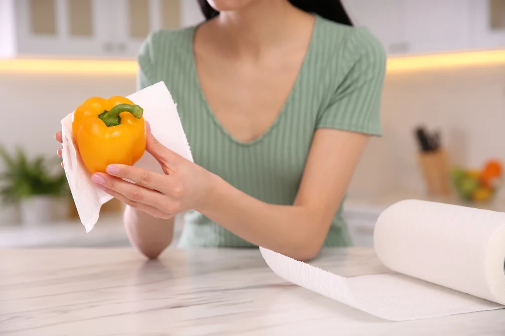 Ręczniki papierowe można wykorzystać do przechowywania warzyw i owoców w lodówce