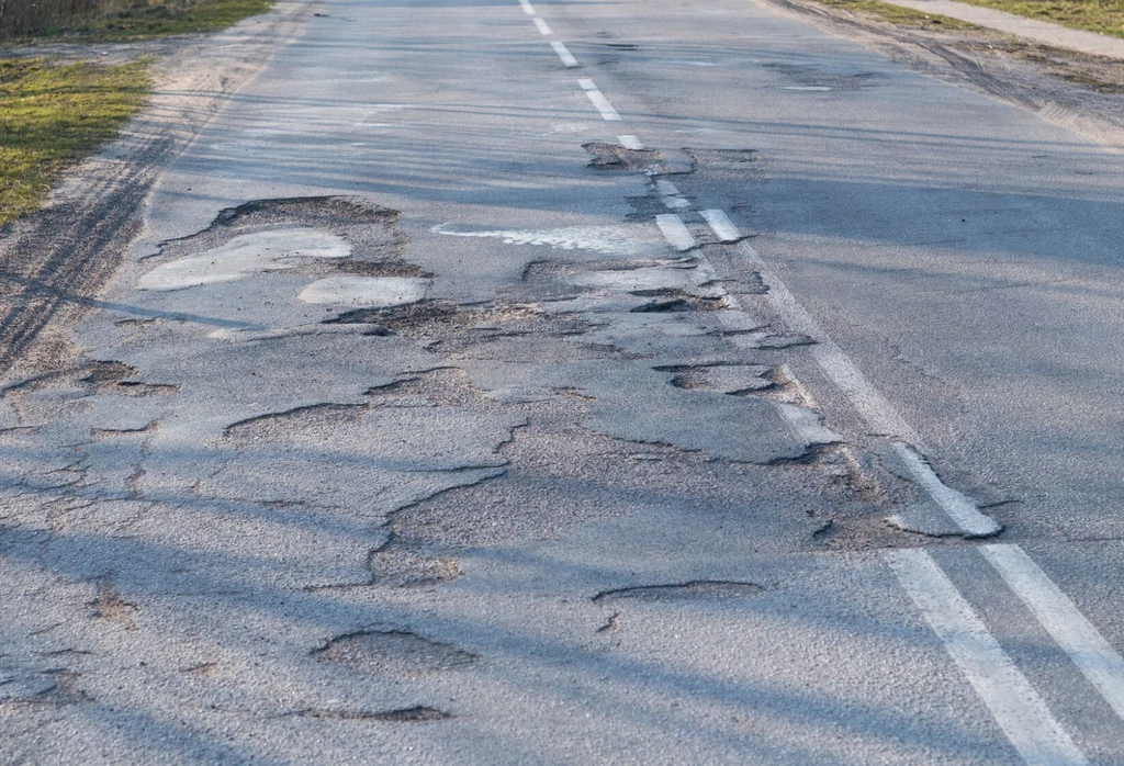 Polskie drogi wspierały elektromobilność zanim to było modne. Amerykanie i Niemcy wynaleźli technologie pozwalające doładowywać samochody elektryczne dzięki pracy zawieszenia pojazdu na dziurach