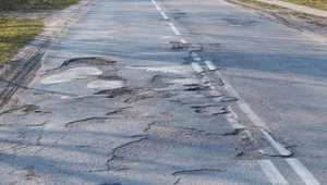 Polskie drogi wspierały elektromobilność zanim to było modne. Amerykanie i Niemcy wynaleźli technologie pozwalające doładowywać samochody elektryczne dzięki pracy zawieszenia pojazdu na dziurach