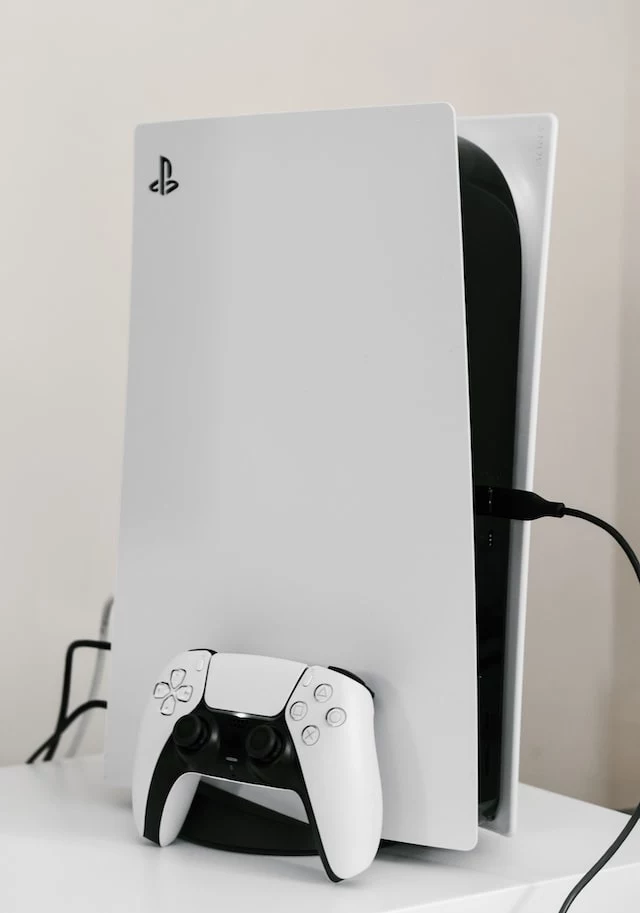 PS5 wyposażona jest w 8-rdzeniowy procesor AMD oraz 16 GB pamięci RAM i 825 GB pojemności dysku twardego SSD