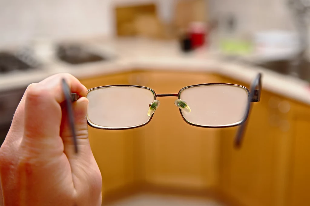 Zaparowane okulary to prawdziwa zmora ich użytkowników 