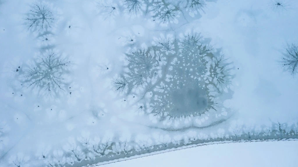 "Zmarszczki" na jeziorze powstały na skutek śnieżnej zawiei 