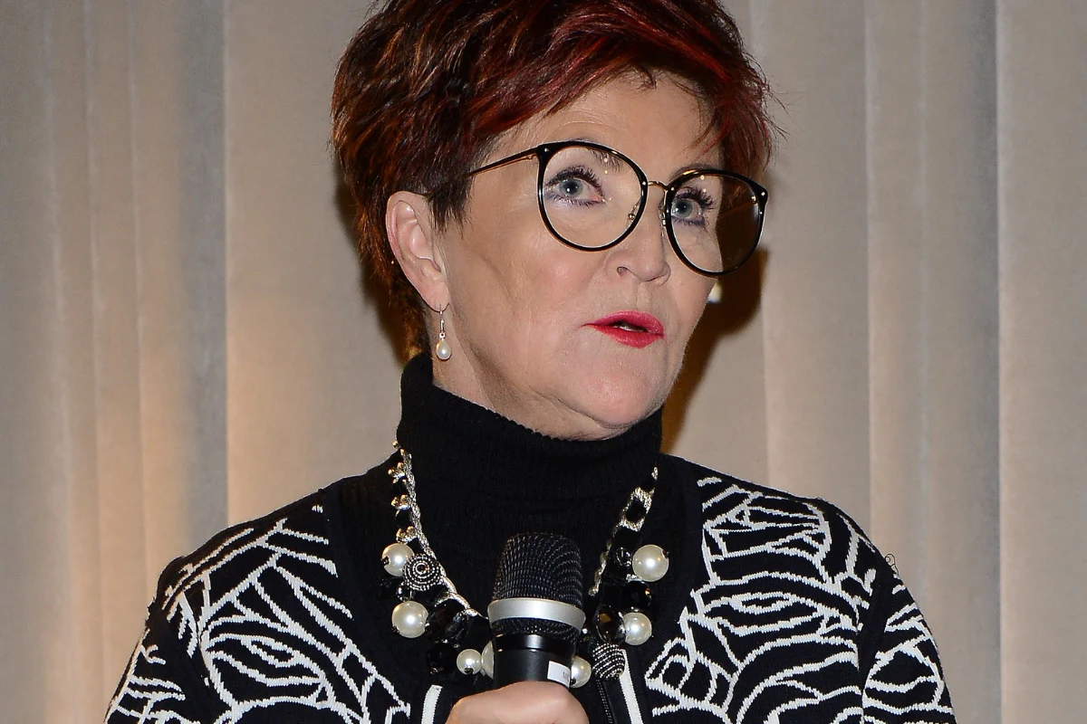 Ciekawa marynarka i efektowna biżuteria dodadzą charakteru świątecznej stylizacji Ciekawa marynarka i efektowna biżuteria dodadzą charakteru świątecznej stylizacji