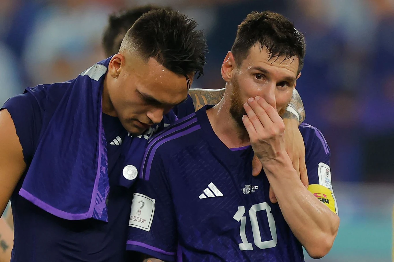 Lautaro Martinez (z lewej) przyznał się do stosowania Tramadolu podczas mundialu w Katarze. Skala zjawiska jest gigantyczna