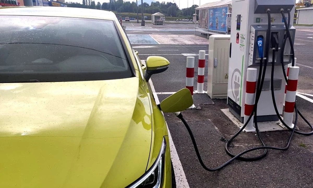 Ogłoszenie któregokolwiek ze słynnych "stopni zasilania" oznacza w Polsce wyłączenie szybkich ładowarek do samochodów elektrycznych