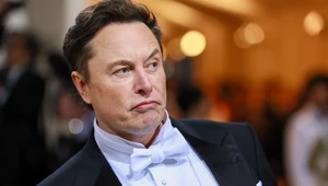 Elon Musk wyprzedaje udziały w Tesli. Firma notuje ogromny spadek wartości