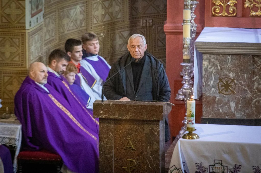 Marek Kondrat przemawiał na pogrzebie Jana Nowickiego Marek Kondrat przemawiał na pogrzebie Jana Nowickiego